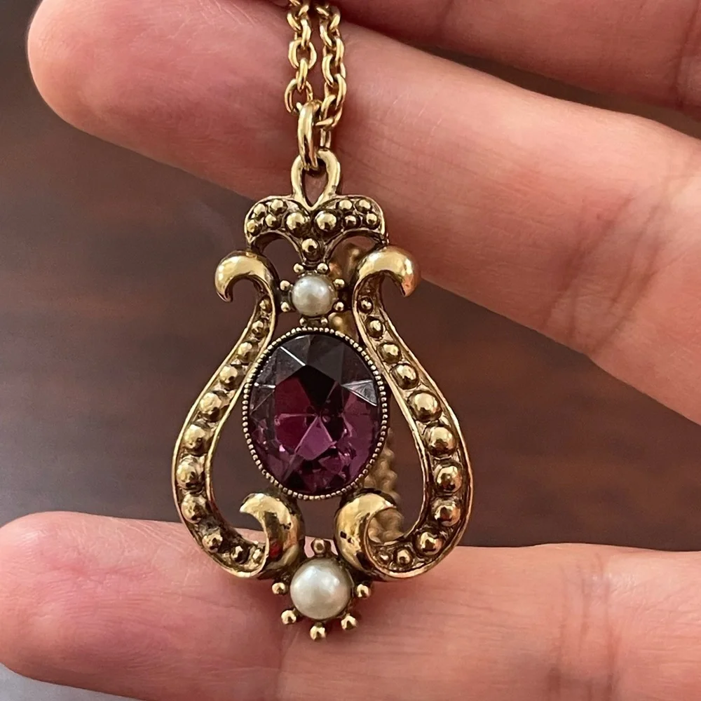Antique style crystal glass amethyst faux pearl gold tone Avon pendant and chain - Picture 5 of 7